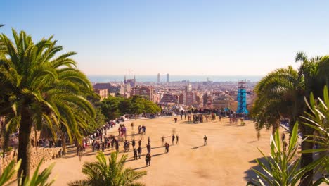 Barcelona-luz-de-sol-vista-panorámica-vista-de-parque-güell-4-K-lapso-de-tiempo-de-España