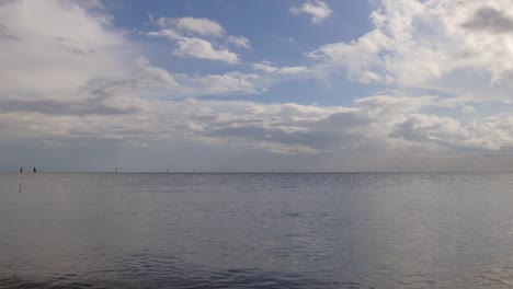 Estados-Unidos-día-de-verano,-las-nubes-de-tormenta-de-lluvia-lago-panorama-4-k,-la-Florida