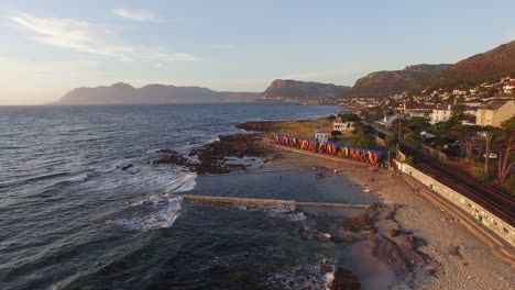 Luftbild-von-der-berühmte-St-James-beach,-Kapstadt,-Südafrika