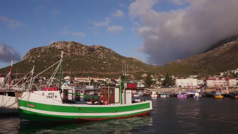 Boote-im-Hafen-von-Kalk-Bay,-Kapstadt,-Südafrika