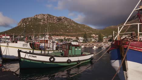 Boote-im-Hafen-von-Kalk-Bay,-Kapstadt,-Südafrika