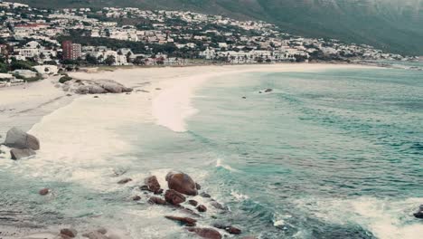 Vista-aérea-de-una-playa-en-el-atardecer