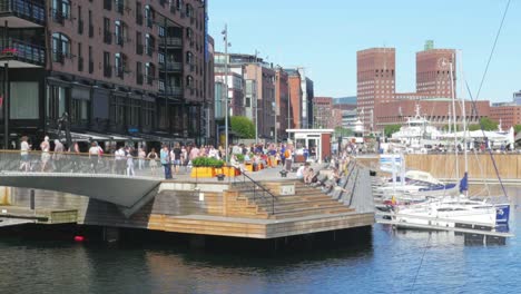 Marina-de-Oslo-y-vista-a-la-ciudad-antigua,-Noruega