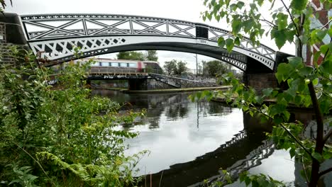 Birmingham-Kanal-Brücke-und-dem-Bahnhof.