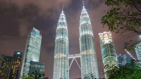 Malaysia-Nacht-Gewitter-Petronas-Twin-Towers-Park-Panorama-4-k-Zeit-hinfällig,-Kuala-lumpur