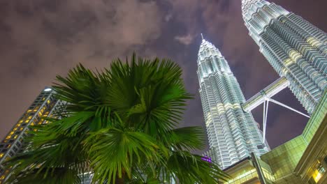 Malaysia-Nacht-Licht-KLCC-Mall-Petronas-Twin-Towers-Himmel-Panorama-4-k-Zeit-hinfällig,-Kuala-lumpur