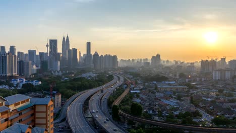 Tag-Nacht-Sonnenuntergang-Zeitraffer-auf-Skyline-von-Kuala-Lumpur.-Schwenken