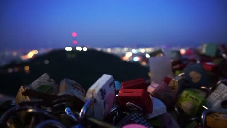 Cerradura-de-Torre-N-de-Seúl-Seul,-Corea-del-sur---julio-de-2016:-del-amor-con-vista-de-noche-romántica-de-cubierta-de-colina