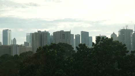 Wolkenkratzer-und-Bäume-in-Jakarta,-Indonesien