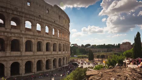 berühmte-Kolosseum-in-Italien-sonnigen-Tag-Rom-Platz-vorne-Panorama-4k-Zeitraffer