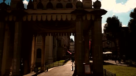 Low-key-gimbal-shot-featuring-the-famous-Royal-Pavilion-in-Brighton,-England,-UK-on-a-sunny-day