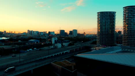 Tarde-por-la-tarde-vista-aérea-de-una-carretera-en-el-Docklands-de-Londres,-Inglaterra,-Reino-Unido