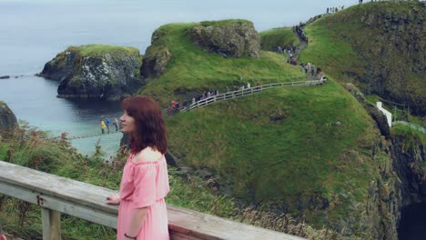 4k-Shot-of-Carrick-a-Rede-Rope-Bridge,-Game-of-thrones-filming-location