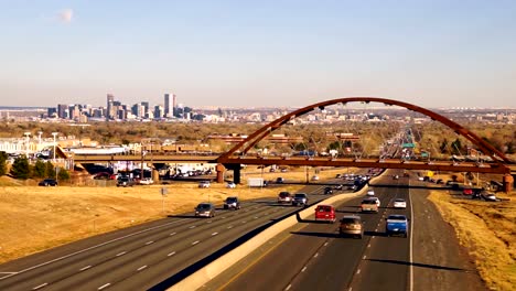 Paisaje-de-Colorado-Denver-horizonte-tránsito-tren-puente-autopista