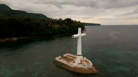 Christlichen-Kreuz-auf-das-Meer