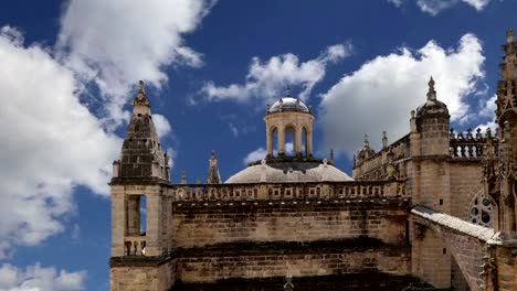 Kathedrale-von-Sevilla----Kathedrale-der-Heiligen-Maria-vom-See,-Andalusien,-Spanien----ist-die-drittgrößte-Kirche-der-Welt-und-zu-ihrer-Zeit-der-Fertigstellung-im-Jahr-1500-war-sie-die-weltweit-größte