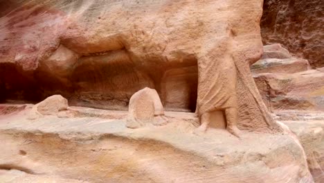 Antike-nabatäische-Felsen-Schnitzerei-Kamel-Reiter-Statue