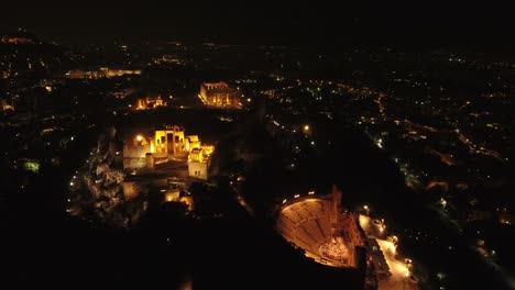 Tiro-de-Drone-de-4K-de-la-Acrópolis-de-noche