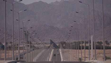 Camino-solitario-cerca-de-las-montañas-del-desierto