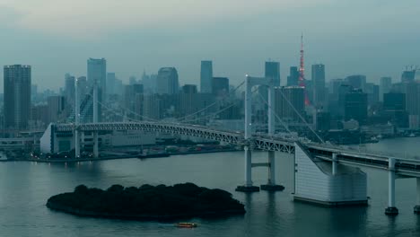 4K-Day-to-Night-Timelapse-Tokyo-Tower-and-Rainbow-bridge-in-Tokyo,-Japan