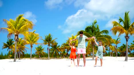 Happy-Family-im-tropischen-Strand-amüsieren.-Vater-und-Kinder-genießen-die-gemeinsame-Zeit-am-weißen-Sandstrand-im-Urlaub