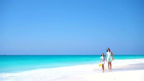 Familie-am-weißen-Strand.-Blick-auf-die-Mutter-und-Kind-zu-Fuß-durch-das-Meer-von-oben