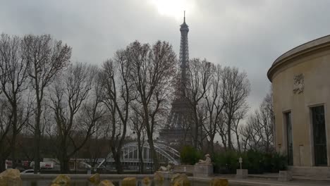 día-de-lluvia-Francia-París-palacio-famoso-de-Tokio-panorama-de-torre-eiffel-4k