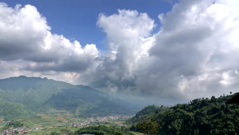 Zeitraffer,-Wolken-über-Merapi-am-aktivsten-in-Indonesien-der-aktive-Vulkan-auf-der-Insel-Java-gelegen-in-der-Nähe-von-der-Stadt-Yogyakarta