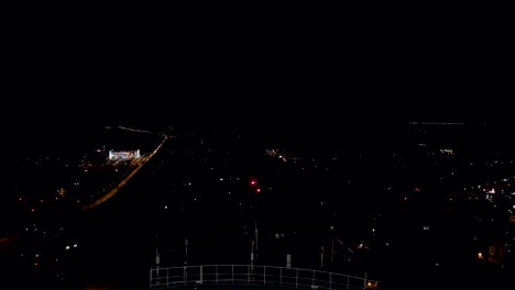 Drohne-fliegt-über-den-Hubschrauberlandeplatz.-In-der-Nacht.