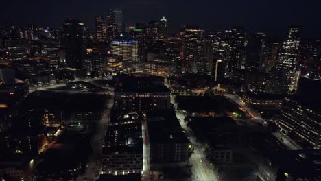 City-Lights-Antenne-des-Downtown-Skyline-Wolkenkratzer-Gebäude-in-der-Nacht-beleuchtet