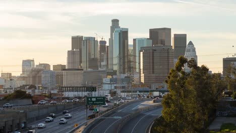 Skyline-del-centro-de-Los-Angeles-antes-de-puesta-del-sol-Timelapse