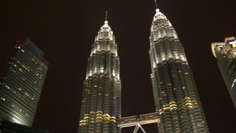 Malasia-kuala-lumpur-famoso-petronas-Torres-panorama-del-tiempo-de-noche-4k