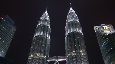 Malasia-famoso-kuala-lumpur-petronas-Torres-noche-iluminación-panorama-4k
