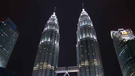 Malaysia-berühmte-Kuala-Lumpur-Petronas-Türme-Nacht-Beleuchtung-Panorama-4k