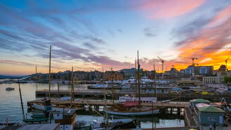 Día-video-de-lapso-de-tiempo-de-la-noche-de-la-ciudad-de-Oslo,-Oslo-puerto-con-barcos-y-yates-en-el-crepúsculo-en-Noruega,-Timelapse-4k