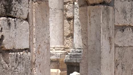 Pan-apretado-hacia-abajo-en-la-puerta-de-la-antigua-sinagoga-judía