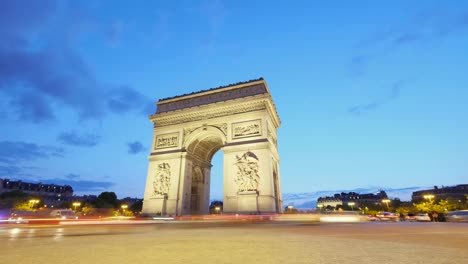 Arco-de-triunfo-de-París,-en-el-lapso-de-tiempo-de-Campos-Elíseos-al-atardecer