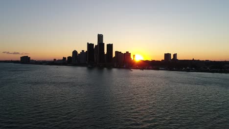 Skyline-of-Detroit-by-night