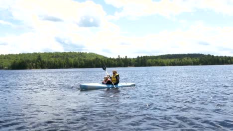 Mujer-de-kayak-con-el-niño-en-la-bahía-de-Georgia