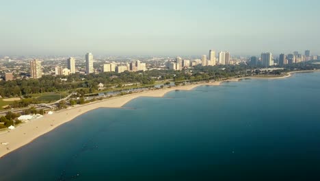 Vista-aérea-de-Chicago,-América-en-la-madrugada.-Drone-volando-en-paralelo-de-la-orilla-del-lago-Michigan