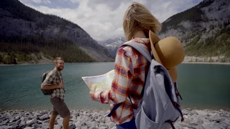 Couple-of-hikers-looking-at-map