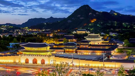 Zeitraffer-der-Gyeongbokgung-Palace-und-Verkehr-Geschwindigkeiten-Auto-Licht-in-Seoul,-Südkorea