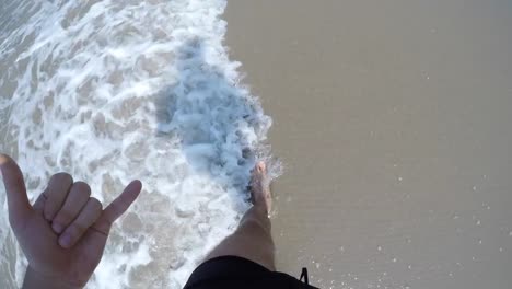 Männer-gehen-in-brasilianischen-Strand