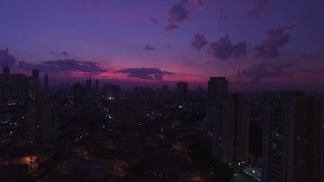 Lila-Stadt-Sonnenuntergang-über-Sao-Paulo,-Brasilien