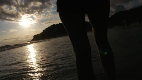 Frau-zu-Fuß-einen-Sonnenuntergang-am-Strand-in-Brasilien