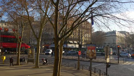 Francia-día-soleado-de-invierno-París-ciudad-turística-calle-en-autobús-panorama-pov-4k
