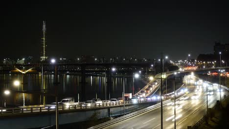 Ciudad-noche-puesta-de-sol-vista-de-la-carretera-Time-lapse