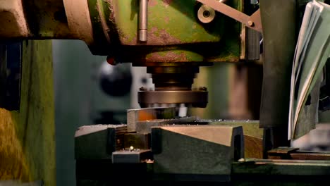 Vertical-knee-type-milling-machine-processes-the-metal-workpiece