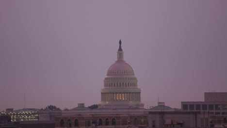 United-States-Capitol-Gebäude-hinter-Gebäuden-bei-Sonnenaufgang-zu-offenbaren.