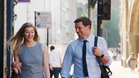 Unternehmer-und-Unternehmerin-Fuß-zur-Arbeit-entlang-Stadtstraße